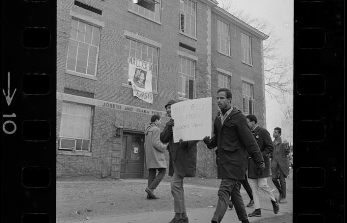 MIT BSU demonstrators support Brandeis Black student sit-in, 1969